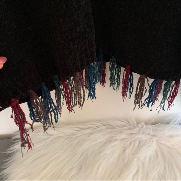 Black Vintage Sweater with Fringed Hem - Picture 6 of 7